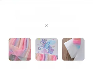 Dettaglio del top in cotone bianco con stampa unicorno e gonna in tulle arcobaleno