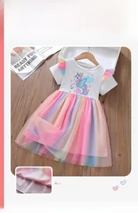 Dettaglio dell'abito da bambina con unicorno, maniche a volant arcobaleno e gonna in tulle