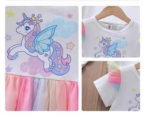 Dettaglio del top in cotone bianco con maniche in tulle arcobaleno e stampa unicorno