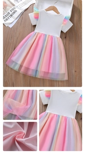 Dettaglio della gonna in tulle arcobaleno a strati e fodera rosa per vestito bimba