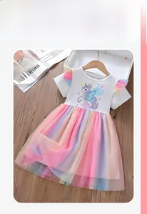 Dettaglio del vestito estivo per bambine con stampa di unicorno e gonna in tulle arcobaleno