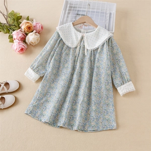 Détail de robe florale pour fille avec grand col Claudine et nœud sur coton doux
