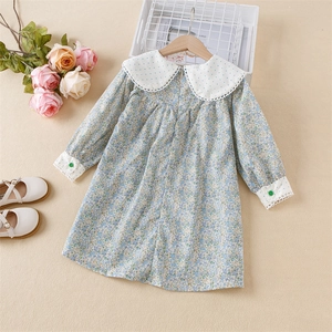 Détail d'une robe fleurie pour fille avec col Claudine et dentelle, style champêtre
