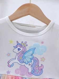 Abito bianco da bambina con stampa unicorno e gonna in tulle arcobaleno colorato