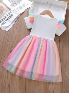 Abito estivo da bambina in cotone bianco con gonna tutù in tulle arcobaleno colorato