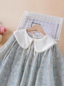 Robe fleurie pour fille en bleu clair avec col Claudine blanc et manches bouffantes