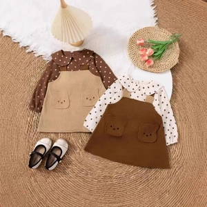 Flachbild von Mädchen-Polka-Dot-Hemd und Cord-Trägerkleid mit niedlichen Bär-Taschen