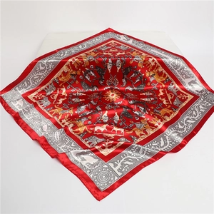 Carré de soie satiné rouge 90cm avec motifs d'animaux et de fleurs sur fond blanc pur