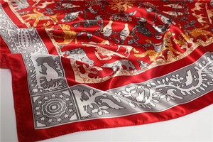 Gros plan détaillé d'un carré en satin rouge avec des motifs vintage d'oiseaux et fleurs