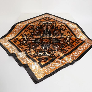 Détail d'un foulard carré en satin de 90cm avec motifs léopard et fleurs sur blanc