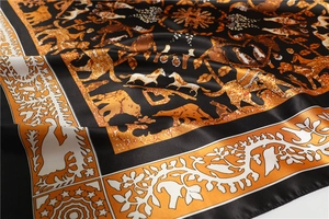 Gros plan détaillé du foulard en soie avec motifs animaux et texture satinée