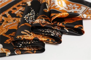 Macro d'un foulard en soie satinée avec motifs floraux vintage et texture lisse