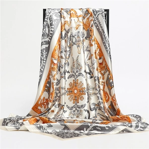 Carré de soie satiné aux motifs d'animaux et fleurs en orange vif et gris élégant
