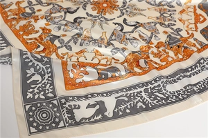 Gros plan détaillé de l'illustration oiseau et fleur sur le foulard en satin de soie