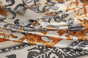 Gros plan sur un foulard en satin soyeux avec des motifs artistiques d'animaux et fleurs