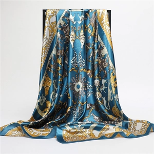 Détail d'un foulard en soie avec imprimé léopard et oiseaux en bleu marine et jaune