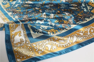 Détail de foulard carré en satin de soie avec motifs de chevaux et fleurs dorées