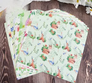 Nahaufnahme von Scrapbooking-Papier mit handgezeichneten Fuchs- und Blumenmustern