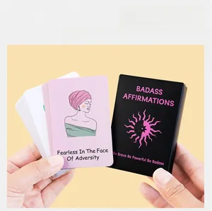 Dettaglio delle carte di affermazione rosa per donne con illustrazioni motivazionali