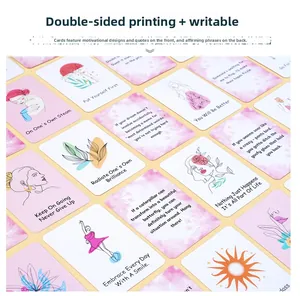 Dettaglio di carte di affermazione rosa con arte minimalista e citazioni motivazionali