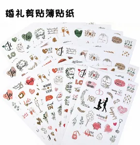 Détail des autocollants de mariage en allemand et anglais avec motifs fleurs et coeurs