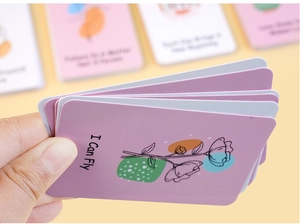 Dettaglio di carte di affermazione con motivi floreali che mostrano dimensioni e qualità