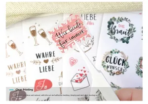 Détail macro de stickers de mariage allemands avec des motifs floraux découpés précis