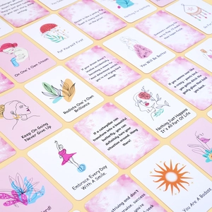 Set di 60 carte motivazionali quotidiane per donne con citazioni ispiratrici e illustrazioni rosa