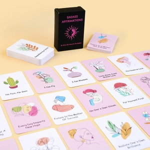 Set Badass Affirmations con 60 carte motivazionali in scatola nera con disegni floreali