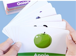 Primer plano de tarjetas educativas de frutas y verduras para aprendizaje de niños