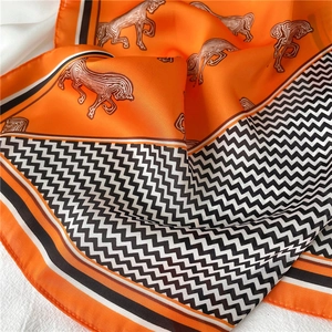 Foulard in seta retrò francese con motivo a cavallo arancione e bordo geometrico a onde