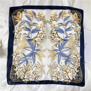 Carré de soie élégant avec imprimé feuilles et bordure bleu marine sur tissu blanc doux