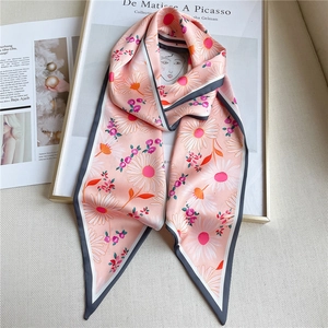 Détail d'un élégant foulard en soie rose pêche avec marguerites blanches sur affiche murale
