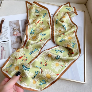 Élégant foulard étroit en soie vert clair avec imprimé marguerites et bords marron