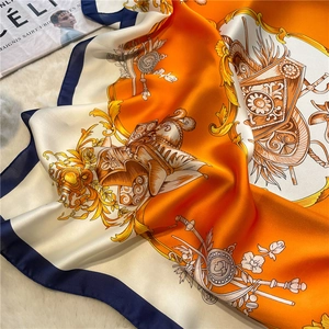 Dettaglio di un foulard in seta di lusso con motivi vintage e stampa arancio e blu