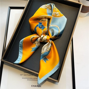 Sciarpa di lusso 70 cm in raso di seta con motivi a catena vintage arancio e blu