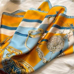 Dettaglio di un foulard in seta con stampa di carrozza di lusso su sfondo di ecopelliccia