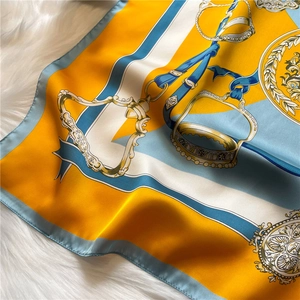Dettaglio di un foulard in raso di lusso con stampa a staffa e bordi arrotolati fini