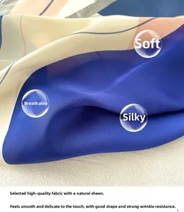 Détail rapproché d'un tissu satiné soyeux avec imprimé d'oiseau et texture douce