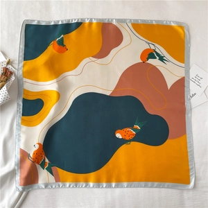 Carré en soie avec motif d'oiseaux et blocs de couleurs abstraits sur fond blanc chic