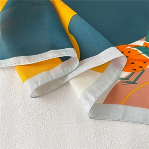Carré de soie aux motifs d'oiseaux vert forêt et orange pour cou ou accessoires cheveux
