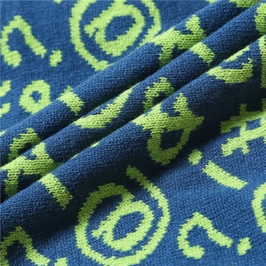 Dettaglio della maglia lavorata dello scaldacollo invernale con trama di fibre visibile
