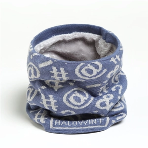 Dettaglio dello scaldacollo in maglia blu con fodera in pile grigio e simboli