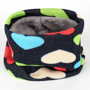 Détail d'un tour de cou en tricot d'hiver avec motifs cœurs colorés et doublure polaire