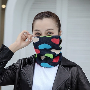 Détail du cache-col en tricot d'hiver avec motifs de cœurs colorés et doublure polaire