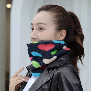 Gros plan sur un tour de cou en tricot d'hiver avec motifs de cœur en jacquard