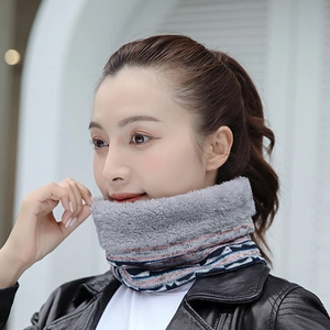 Détail du cache-col en maille d'hiver avec doublure en peluche et motif ethnique