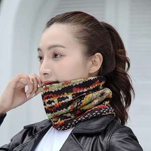 Gros plan sur un cache-col en tricot chaud avec motif jacquard géométrique coloré