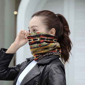 Détail d'un tour de cou en tricot avec motif jacquard bohème vintage et doublure épaisse