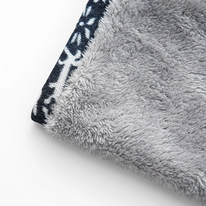 Détail d'un tour de cou d'hiver avec doublure en fausse fourrure grise et motif flocon tricoté